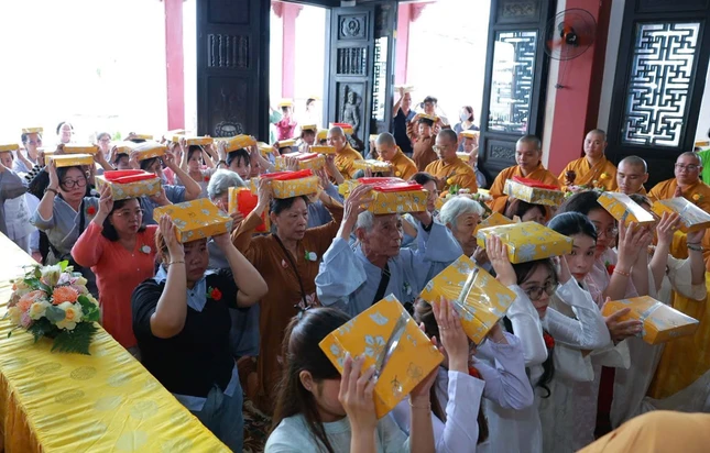 Phật tử dâng pháp y cúng dường chư tôn đức
