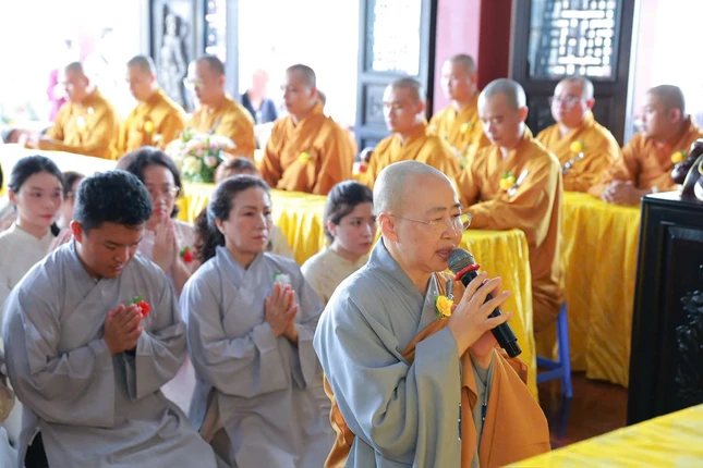 Ni sư Thích nữ Huệ Dâng, trụ trì chùa Long Phước dâng lời khánh tuế chư tôn đức