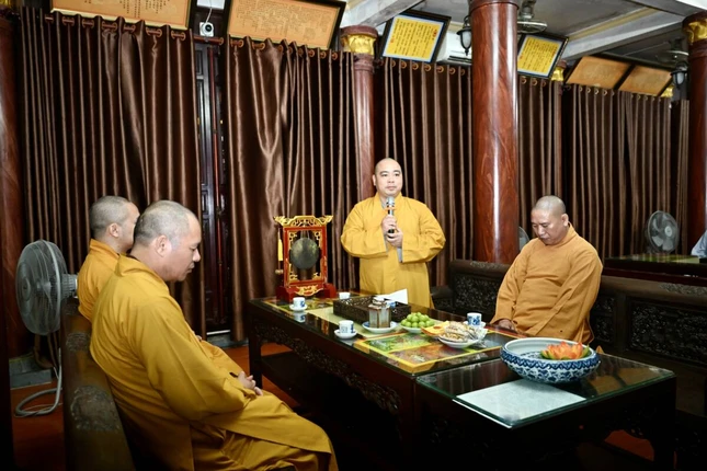 Đại đức Thích Minh Thiền báo cáo khái quát tình hình tổ chức khóa An cư kiết hạ trường hạ chùa Hồng An