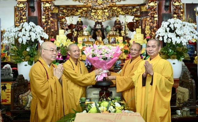 Tặng hoa chúc mừng