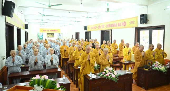 104 Tăng Ni hành giả an cư Trường hạ chùa Yên Vệ cung đón phái đoàn Ban Trị sự GHPGVN tỉnh Ninh Bình
