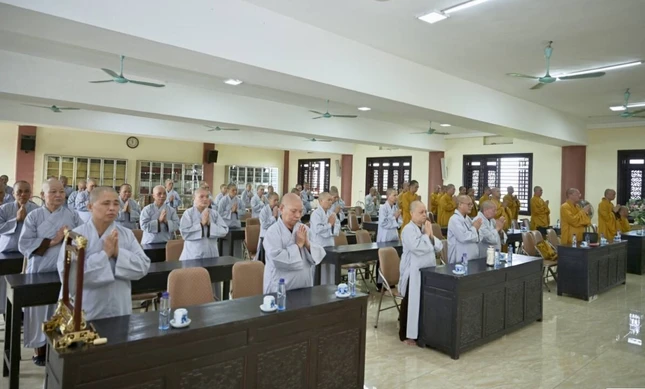 69 Tăng Ni hành giả an cư trường hạ chùa Kim Liên thành kính đón nhận lời sách tấn của Hòa thượng Thích Quảng Hà