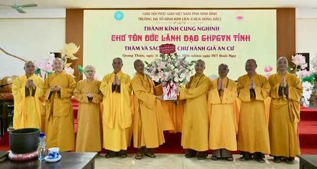 Ban Trị sự GHPGVN tỉnh NInh Bình tặng hoa chúc mừng trường hạ chùa Kim Liên