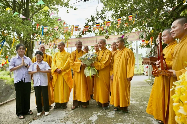 Chuyến thăm diễn ra trong không khí trang nghiêm, hòa hợp và thắm tình đạo vị...