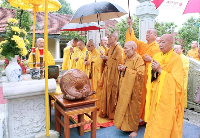 Chư tôn đức dâng hương tưởng niệm Hòa thượng Thích Từ Ý Chư tôn đức dâng hương tưởng niệm Hòa thượng Thích Từ Ý