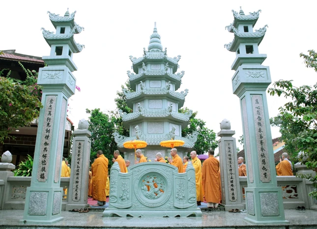 Hữu nhiễu bảo tháp Hữu nhiễu bảo tháp