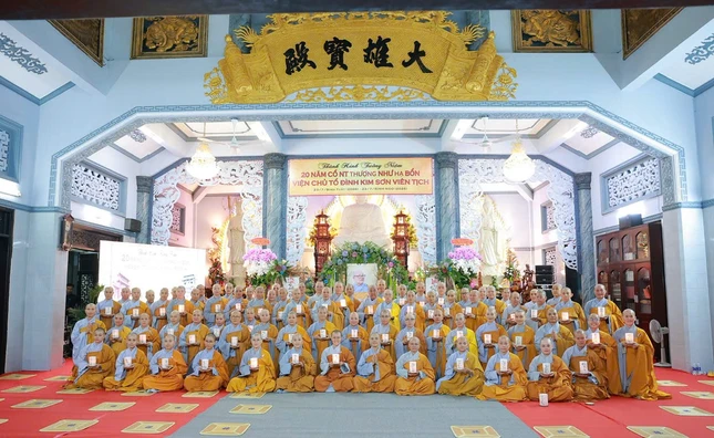Chư Ni các thế hệ thắp hoa đăng tưởng niệm Ni trưởng viện chủ tổ đình Kim Sơn, tối ngày 3-9 Chư Ni các thế hệ thắp hoa đăng tưởng niệm Ni trưởng viện chủ tổ đình Kim Sơn, tối ngày 3-9