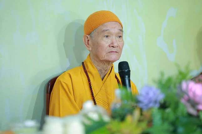 Trưởng lão Hòa thượng Thích Thanh Hùng ban đạo từ Trưởng lão Hòa thượng Thích Thanh Hùng ban đạo từ