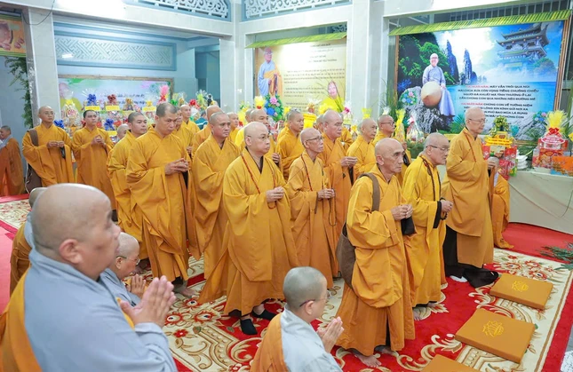 Chư tôn đức dâng hương tưởng niệm Ni trưởng Thích nữ Như Bổn Chư tôn đức dâng hương tưởng niệm Ni trưởng Thích nữ Như Bổn