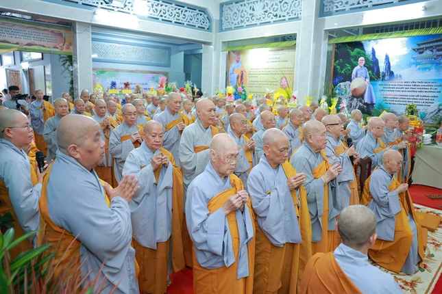 Chư Ni thành kính tưởng niệm Ni trưởng viện chủ tổ đình Kim Sơn Chư Ni thành kính tưởng niệm Ni trưởng viện chủ tổ đình Kim Sơn