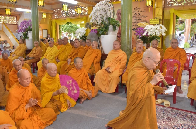Hòa thượng Thích Minh Thành thay lời Hòa thượng Thích Giác Toàn đọc bài thơ tiễn biệt