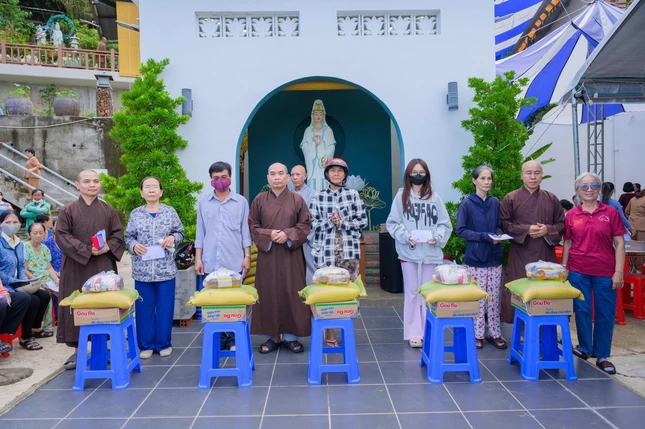 Tặng 20 suất học bổng và 100 phần quà đến các hộ gia đình có hoàn cảnh đặc biệt khó khăn tại địa phương nhân mùa Vu lan - Báo hiếu