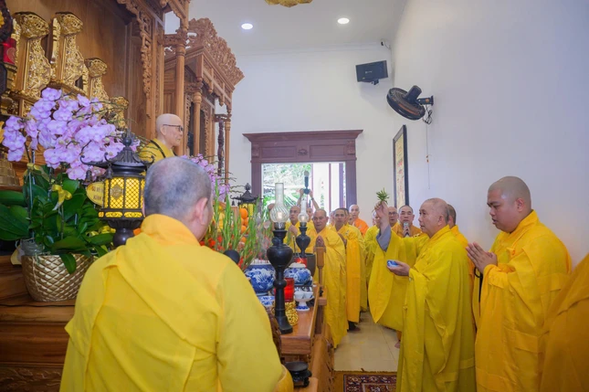 Hòa thượng Thích Hoằng Tri, trụ trì tu viện Vạn Liên thực hiện nghi thức sái tịnh an vị