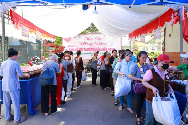 Với 32 mặt hàng được bố trí tại Phiên chợ 0 đồng, người dân lựa chọn những nhu yếu phẩm cần thiết cho sinh hoạt gia đình