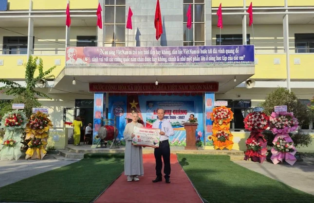 Sư cô Thích nữ Thường Bích trao 30 suất học bổng đến Trường THCS Võ Chí Công