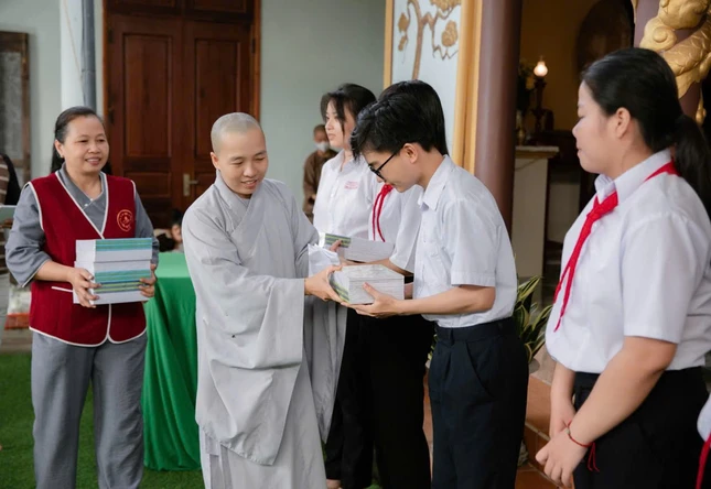 Những phần quà của Câu lạc bộ Hiểu và Thương giúp các em có thêm điều kiện chuẩn bị sách vở, dụng cụ học tập, an tâm bước vào năm học mới