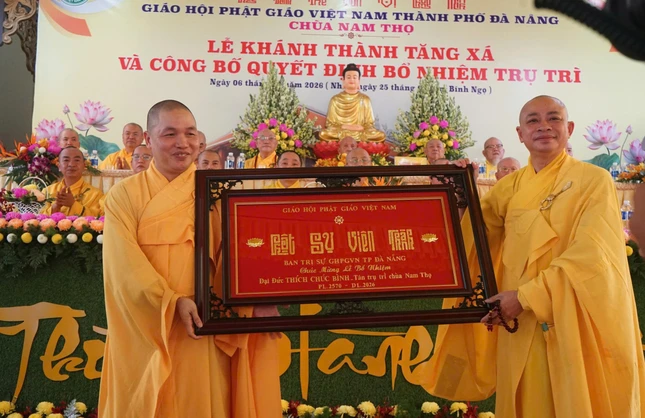 Ban Trị sự GHPGVN TP.Đà Nẵng tặng khánh vàng đến Đại đức tân trụ trì chùa Nam Thọ Ban Trị sự GHPGVN TP.Đà Nẵng tặng khánh vàng đến Đại đức tân trụ trì chùa Nam Thọ