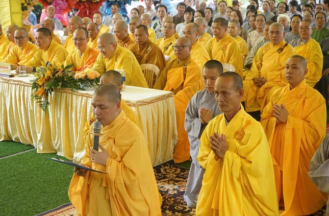 Đại đức Thích Chúc Bình dâng lời phát nguyện Đại đức Thích Chúc Bình dâng lời phát nguyện