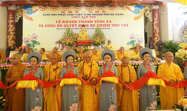 Cắt băng khánh thành khu Tăng xá Cắt băng khánh thành khu Tăng xá