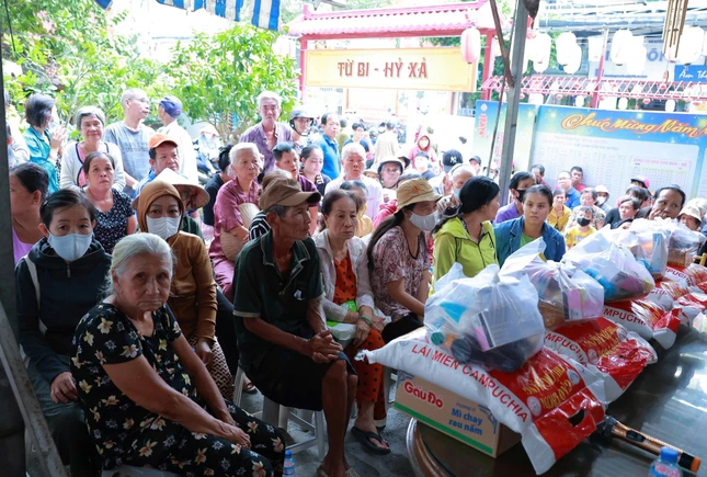 Đông đảo người dân trên địa bàn P.Bảy Hiền đến dự
