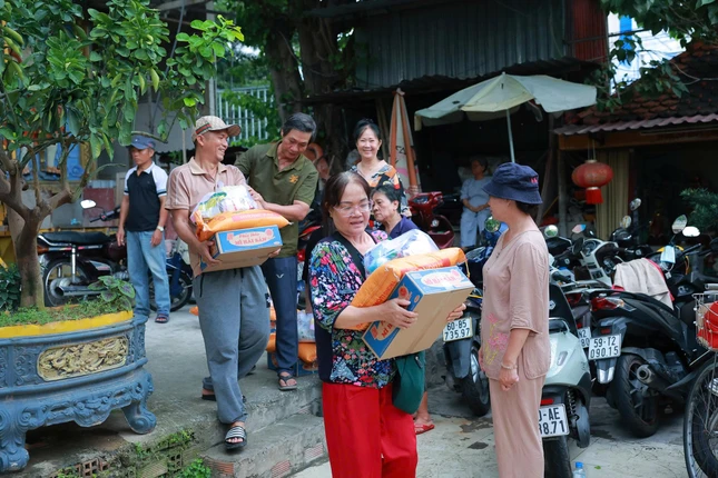 Mỗi phần quà trị giá tuy không lớn về vật chất nhưng là sự động viên, sẻ chia, giúp bà con thêm ấm lòng trong mùa Vu lan