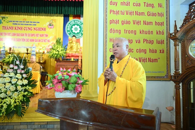 Đại diện Ban Chức sự các hạ trường tri ân Ban Trị sự Phật giáo tỉnh Ninh Bình