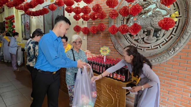 25 gian hàng khác nhau với nhiều nhu yếu phẩm tặng đến những người yếu thế