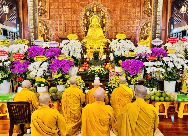 Dâng hương tưởng niệm Hòa thượng Thích Nhật Lệ Dâng hương tưởng niệm Hòa thượng Thích Nhật Lệ