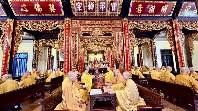 Chư Tăng cử hành lễ Bố-tát tại Tổ đường trường hạ Đống Trúc