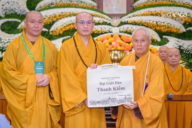 Ban Kiến đàn trao quà cúng dường