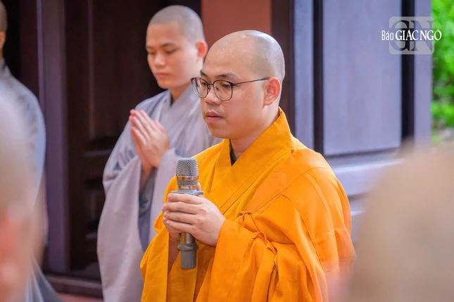 Đại đức Thích Nguyên Hưng báo cáo chương trình sinh hoạt của các giới tử tại giới đài viện Huệ Nghiêm