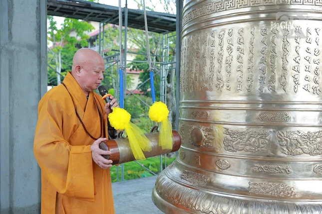 Hòa thượng Thích Lệ Trang thực hiện nghi thức khai chuông
