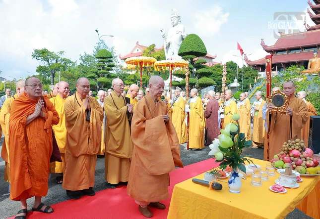 Đức Pháp chủ dâng hương cầu nguyện