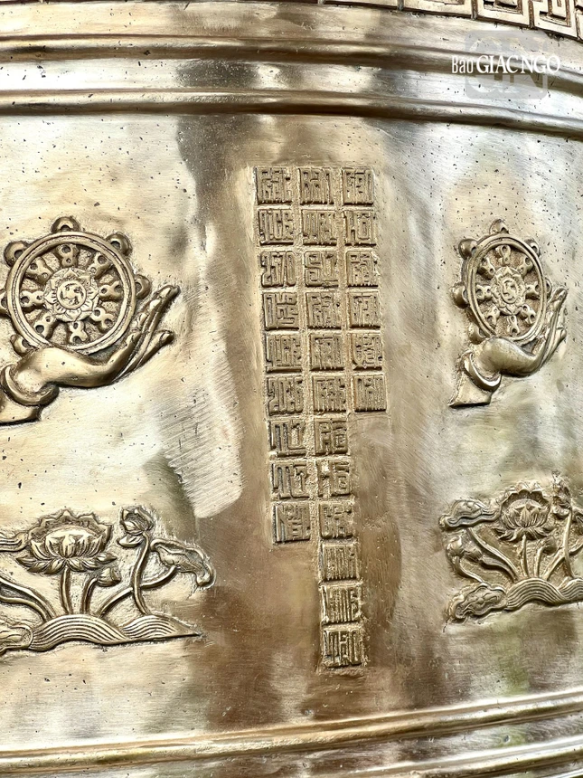 Hoa văn và chữ Quốc ngữ trên đại hồng chung