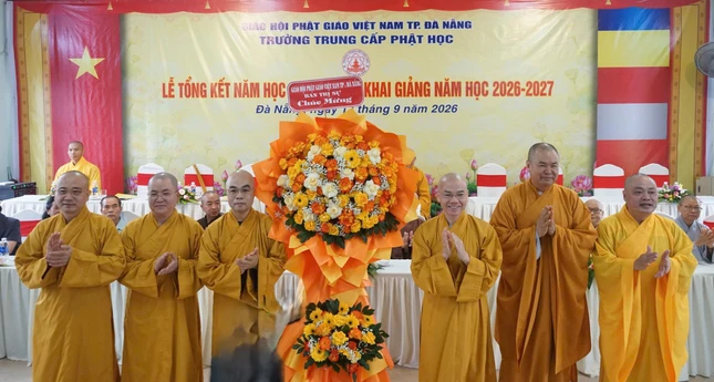 Ban Thường trực Ban Trị sự Phật giáo TP.Đà Nẵng tặng lẵng hoa chúc mừng Ban Thường trực Ban Trị sự Phật giáo TP.Đà Nẵng tặng lẵng hoa chúc mừng