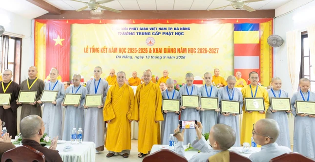 Tặng phần thưởng đến Tăng Ni học viên Tặng phần thưởng đến Tăng Ni học viên