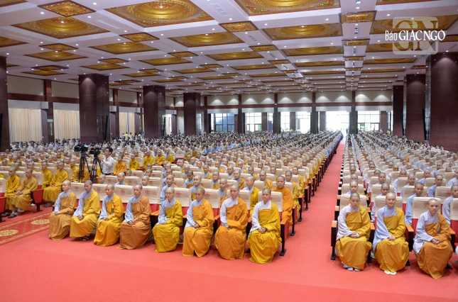 Đông đảo Tăng Ni sinh viên các khóa, Phật tử tham dự