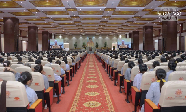 Quang cảnh buổi lễ tổng khai giảng, khóa tu Ngày an lạc kỳ 4 ở Học viện Phật giáo VN tại TP.HCM