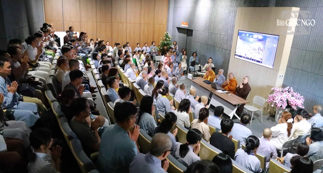Buổi sinh hoạt của tân sinh viên hệ cử nhân Phật học từ xa từ khóa VIII đến XII trong khán phòng thuộc Thư viện Trí Quảng tại cơ sở II của Học viện