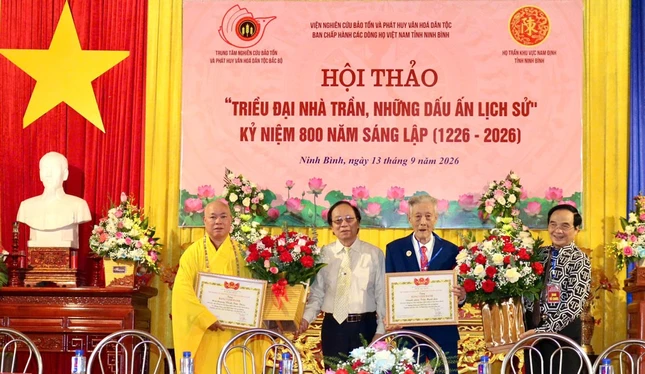 Trung tâm Nghiên cứu, bảo tồn và phát huy văn hoá dân tộc khu vực Đồng bằng Bắc Bộ trao Bằng vinh danh cho các cá nhân có nhiều đóng góp cho sự nghiệp nghiên cứu, bảo tồn và phát huy văn hóa dân tộc