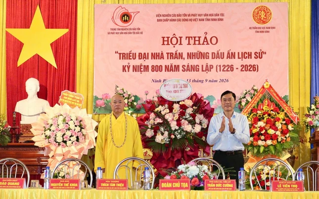 Lãnh đạo Sở Văn hóa và Thể thao tỉnh Ninh Bình tặng hoa chúc mừng hội thảo
