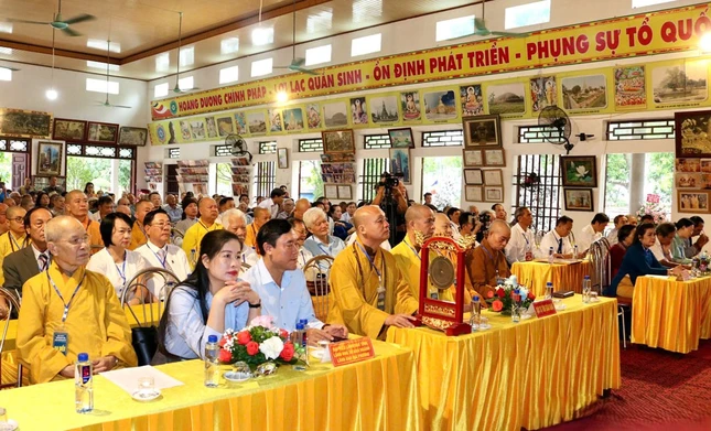 Chư tôn đức, các đại biểu dự hội thảo