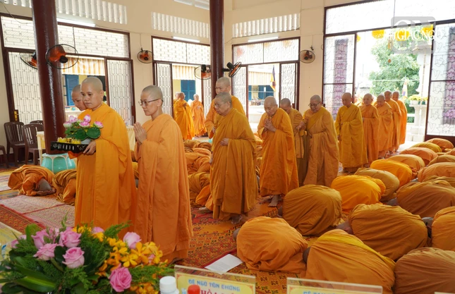 Cung thỉnh chư vị giáo phẩm Ni quang lâm giới trường tịnh xá Ngọc Phương