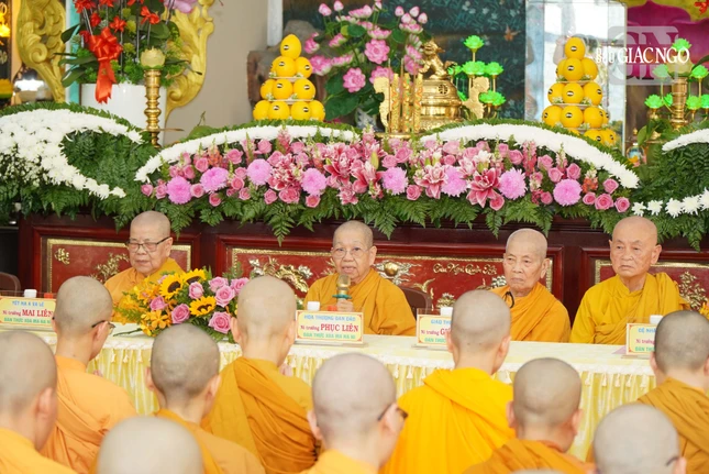Ni trưởng Thích nữ Viên Liên giáo giới các giới tử