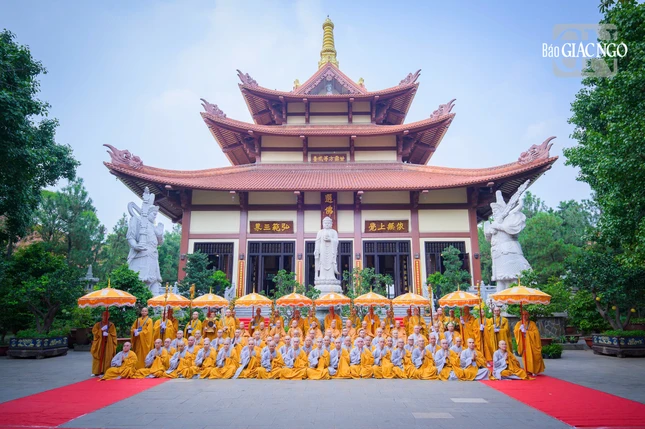 Hội đồng Thập sư lưu niệm cùng các giới tử Sa-di tại giới đài viện Huệ Nghiêm - Ảnh: Tâm Quý
