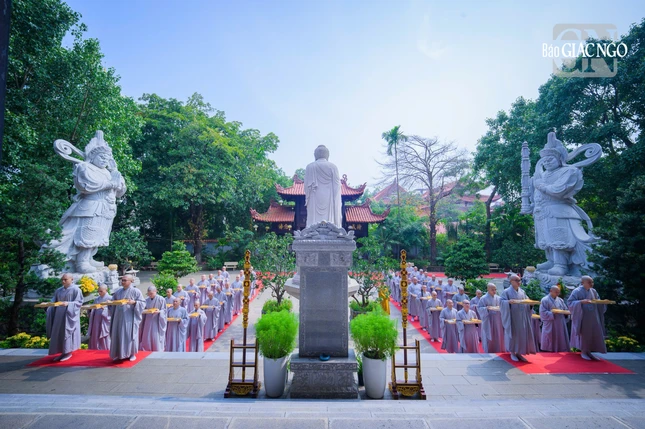 Chư giới tử một lòng cần cầu giới pháp
