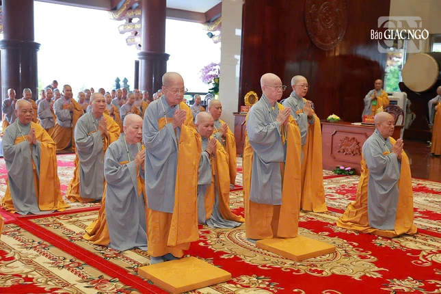 Hội đồng Thập sư Ni đảnh lễ Tam bảo trước khi đăng đàn truyền giới