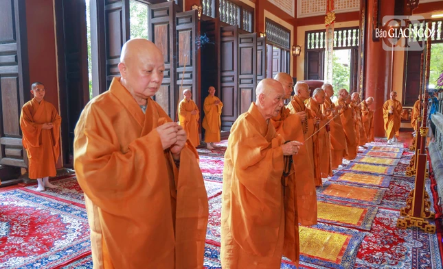 Chư vị giới sư niêm hương, đảnh lễ Tam bảo