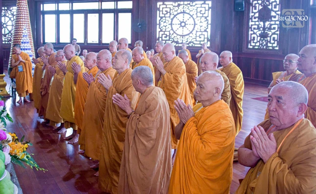 Hội đồng Thập sư hệ phái Khất sĩ thực hiện nghi thức truyền giới tại pháp viện Minh Đăng Quang