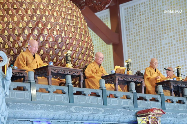 Chư Hòa thượng giới sư tác pháp Yết-ma
